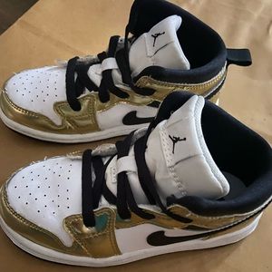 Air Jordan 1 mid se metallic gold